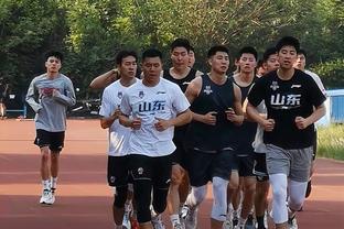 今日国足公开训练，张琳芃微笑着走进训练场？